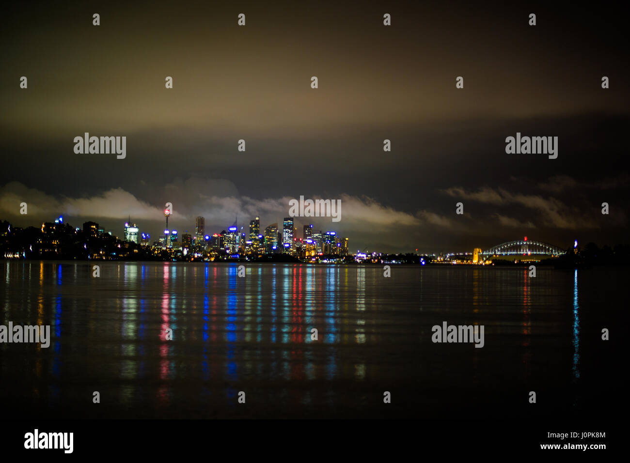 Ein nächtlicher Blick auf die Sydney Harbour Bridge und Sydney CBD aus den östlichen Vororten Stockfoto