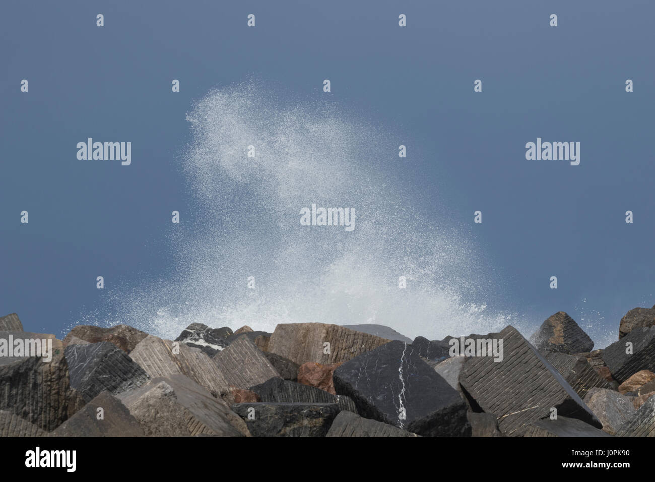 Weißer Schaum aus einer Welle, die in der Luft (San Sebastian, Spanien) 2017 ausgesetzt. Stockfoto