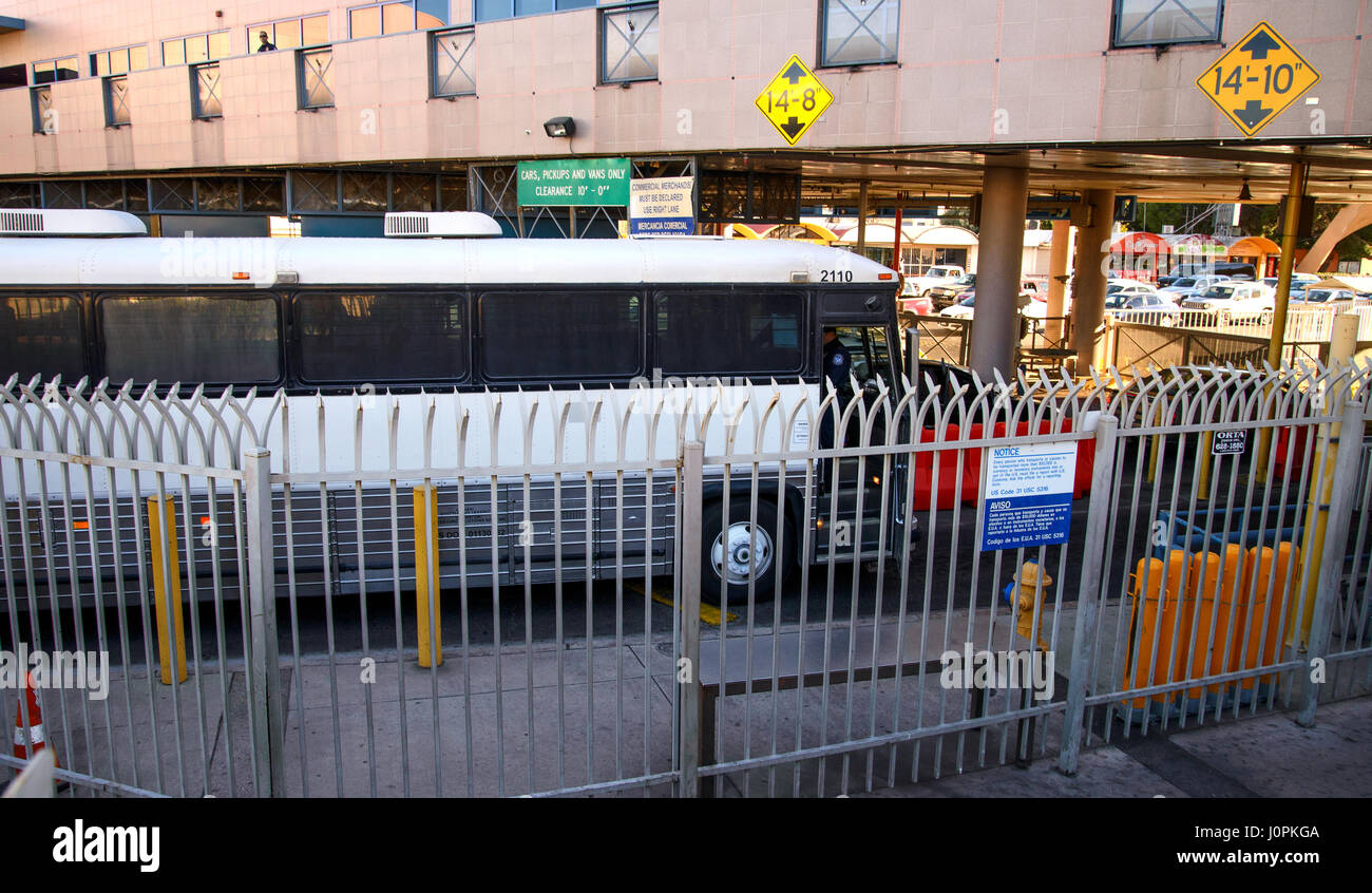 Ein Bus transportiert Deportierten auf die internationale Grenze Port-of-Entry mit Mexiko in Nogales, Arizona, USA, für die Deportation in Nogales, Sonora. Stockfoto