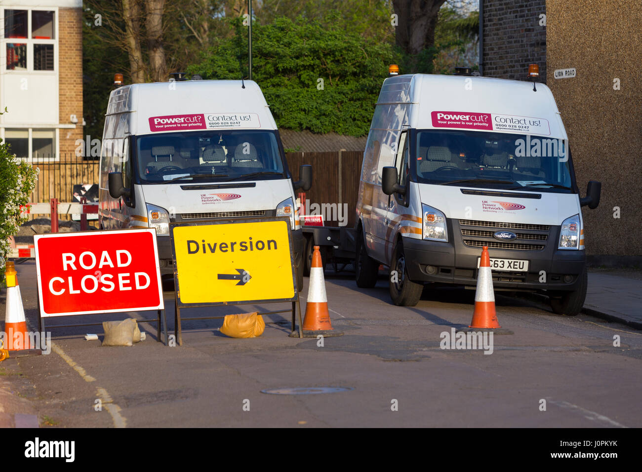 Zeichen / Zeichen für Straße geschlossen / Straßen-Verschluss durch Notstromversorgung / elektrische Straßenbauarbeiten / Baustellen / Straßenbauarbeiten / Utility-Unternehmen. Stockfoto