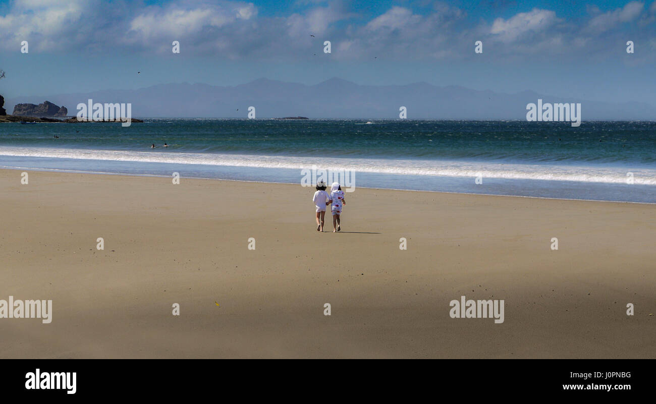 Zwillinge zu Fuß die Strand, Playa de Coco, Nicaragua Stockfoto