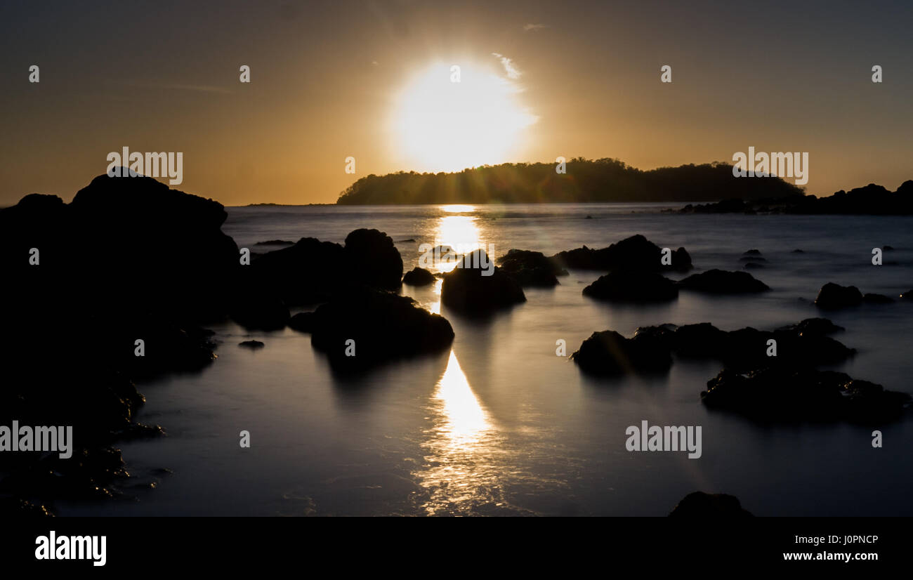 Sonnenuntergang bei Ebbe am felsigen Strand in Santa Catalina, Panama Stockfoto