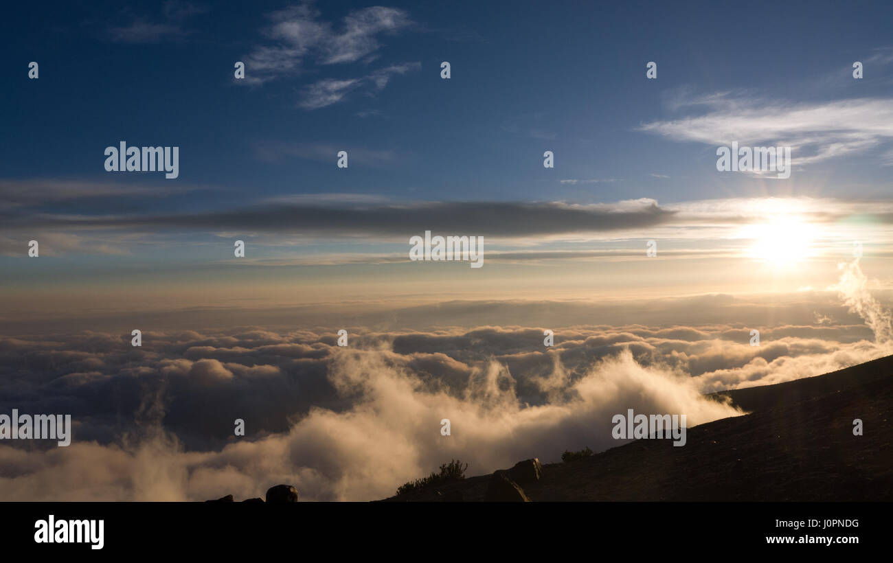 Meer von Wolken bei Sonnenuntergang im Basislager des Vulcano misti Stockfoto