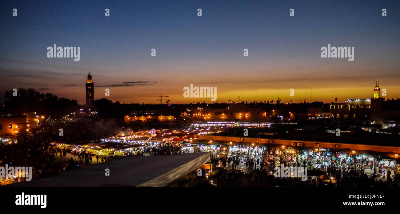 Jamaa el Fna auch Jemaa el Fnaa, Djema el Fna oder Djemaa el Fnaa Platz Square und Markt in Marrakesch Medina Viertel. Marokko, Afrika. UNESCO-Masterpi Stockfoto