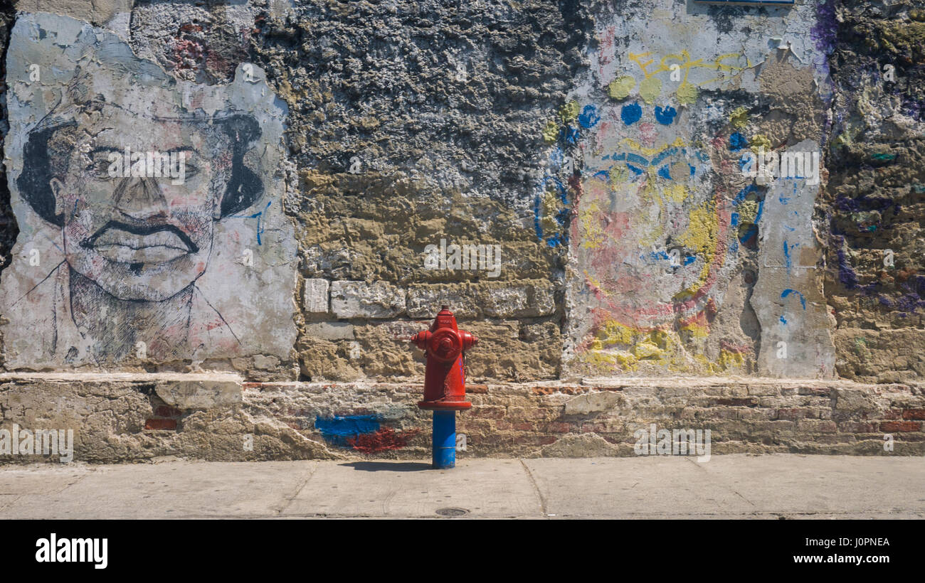 schmutzige alte Mauer mit street Art und Hydranten vorne in Cartagena, Kolumbien Stockfoto