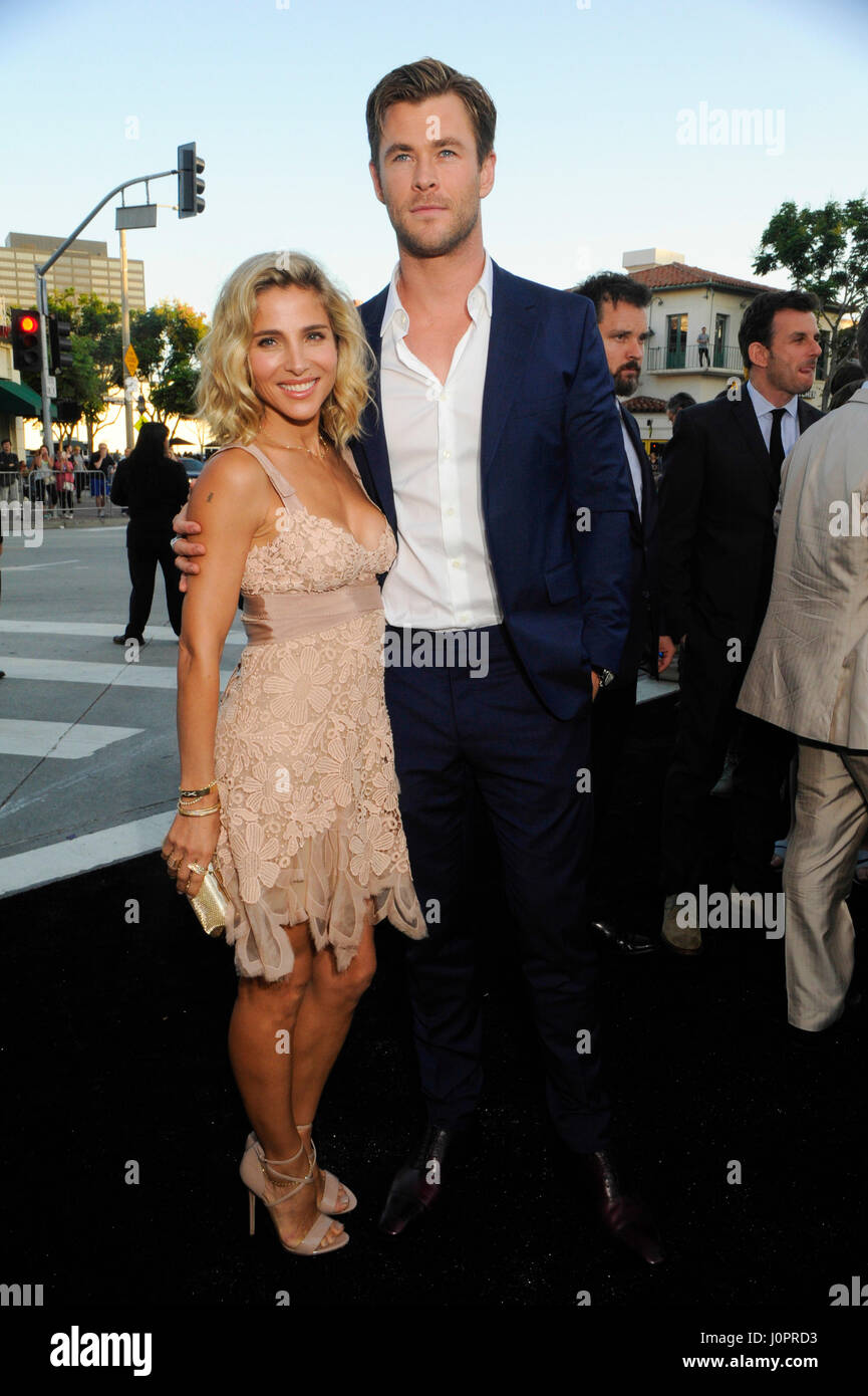 Eternals mit angelina jolie, salma hayek und kit harington wird im november 2021 premiere feiern. Chris Hemsworth Frau : Chris Hemsworth Und Frau Elsa Pataky Besuchen Sie Die Ferien Premiere Im Westwood Village Theatre Am 27 Juli 2015 In Los Angeles Kalifornien Stockfotografie Alamy