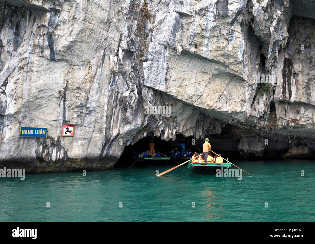 Dagegen Sie Ihre Köpfe bitte, wie wir die Höhle, auf Ha Long Bay betreten Stockfoto