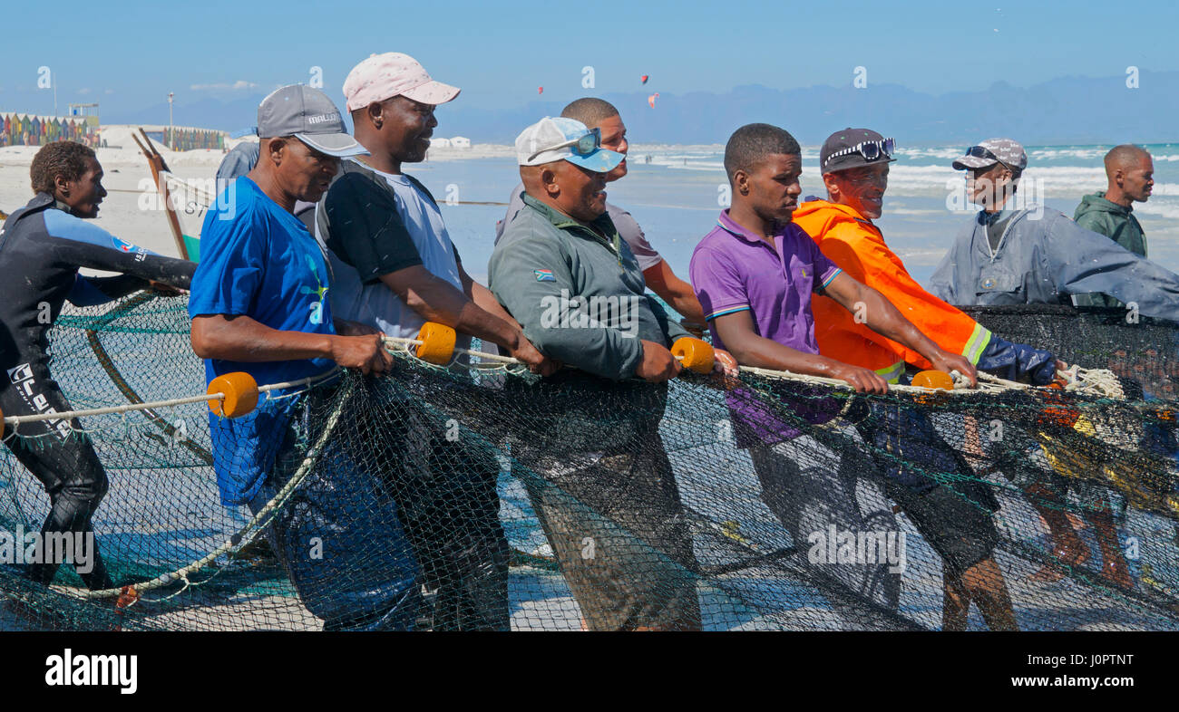 Fischer schleppen und bringen den Fang Muizenberg Beach Cape Peninsular Kapstadt Südafrika Stockfoto