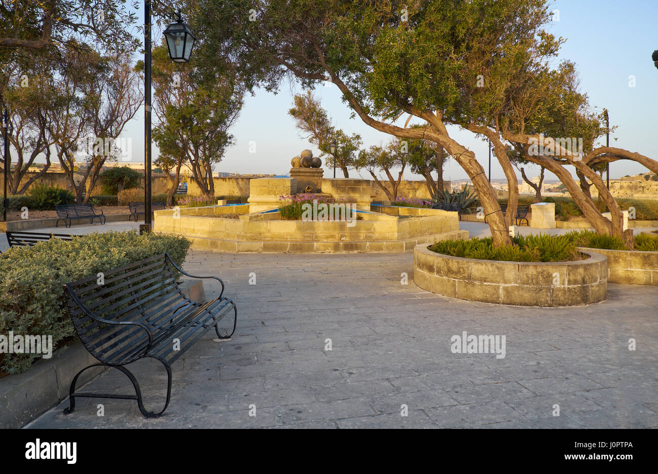 Die frühen Morgen Aussicht auf Gardjola Garten mit Springbrunnen in der Mitte in Form von dem Malteserkreuz, Senglea, Malta Stockfoto