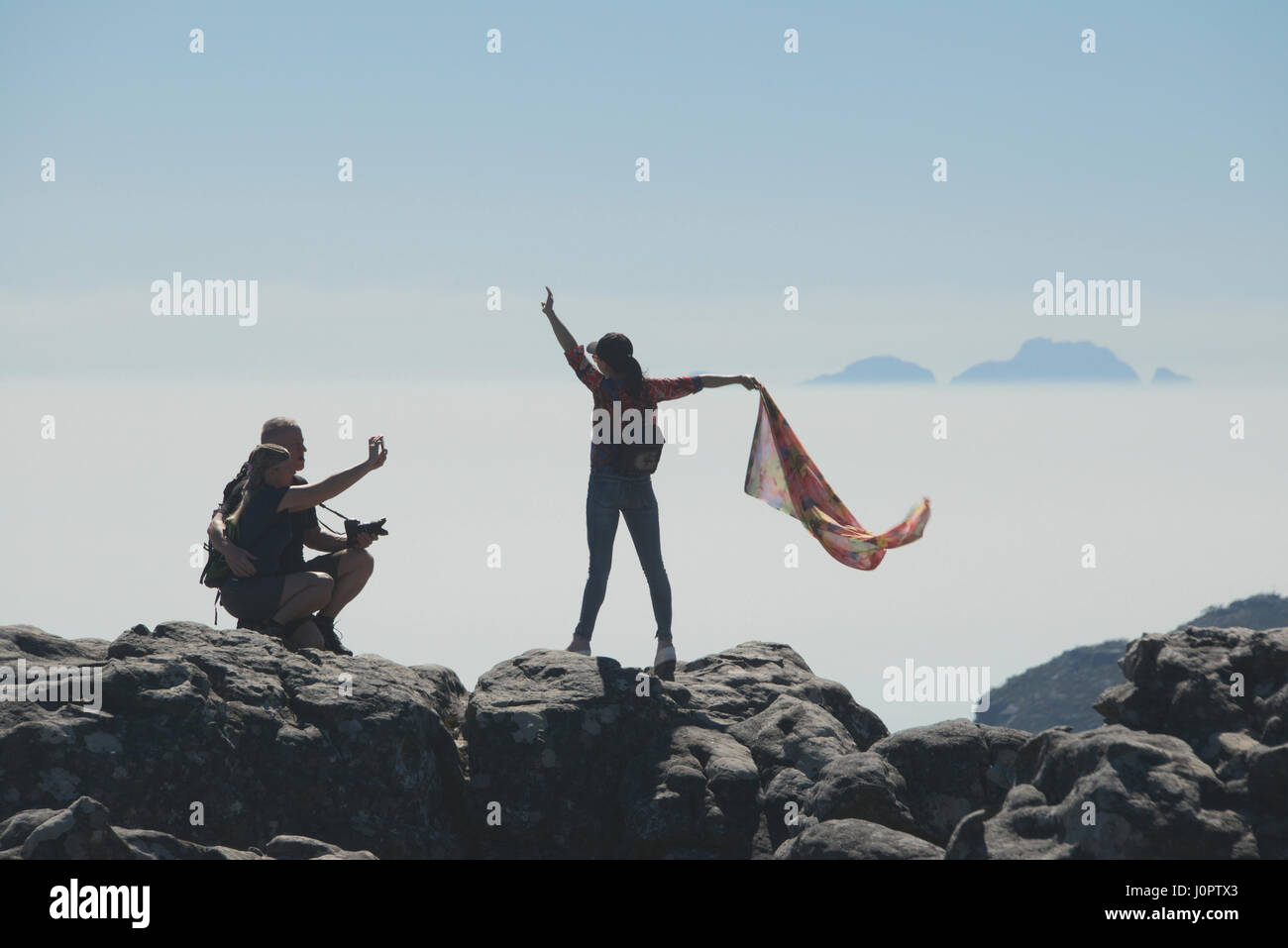 Silhouette Mädchen posieren für Fotos Table Mountain Kapstadt Südafrika Stockfoto