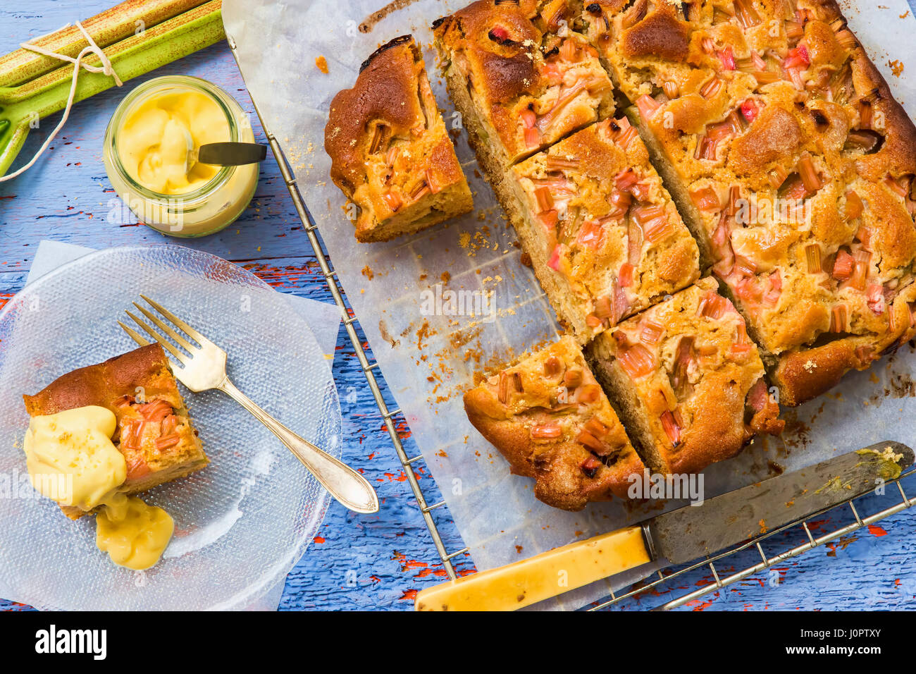 Rhabarber streuselkuchen -Fotos und -Bildmaterial in hoher Auflösung ...