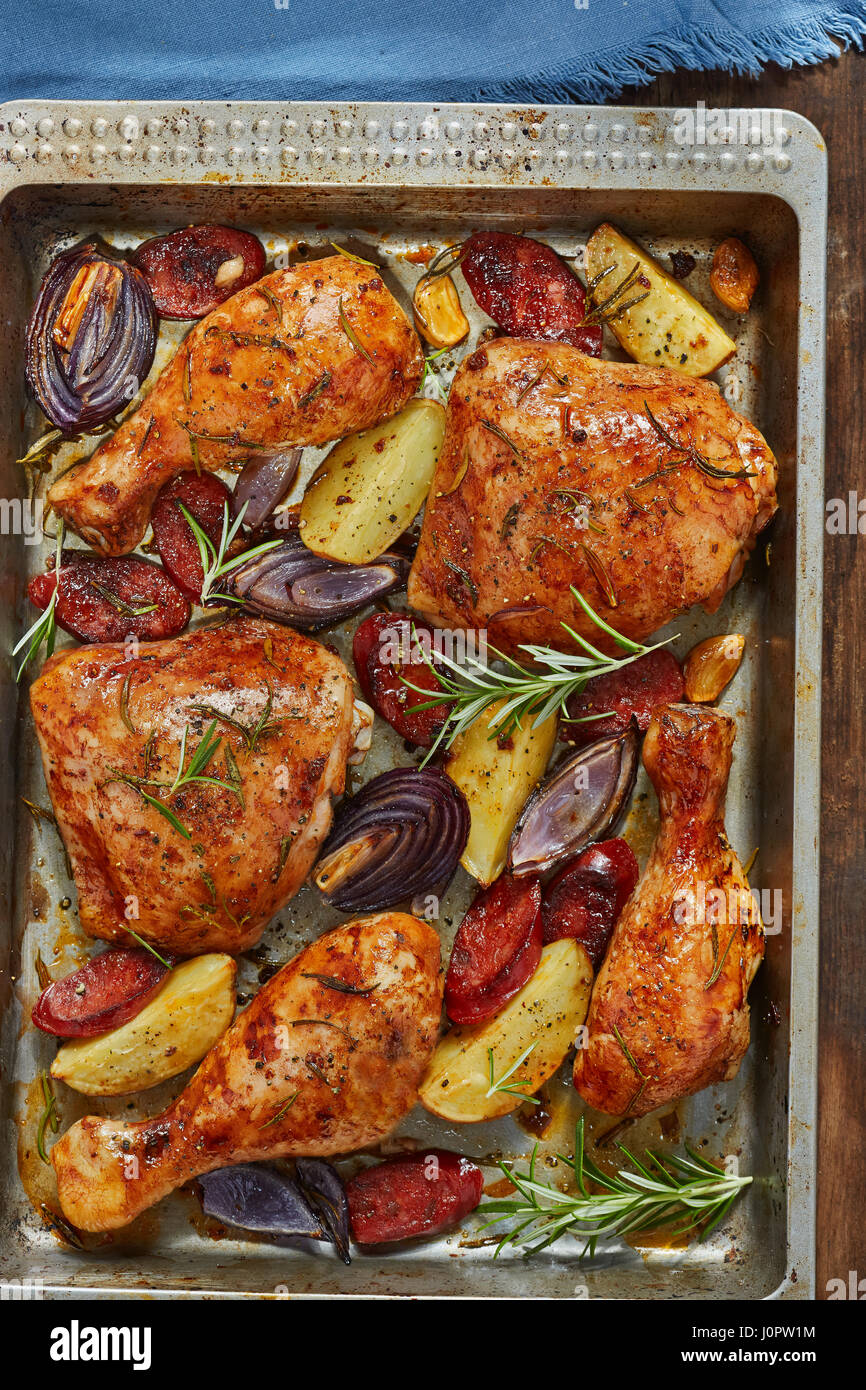 Spanisches Huhn Fach Backen mit Chorizo, Kartoffeln und rote Zwiebel ...