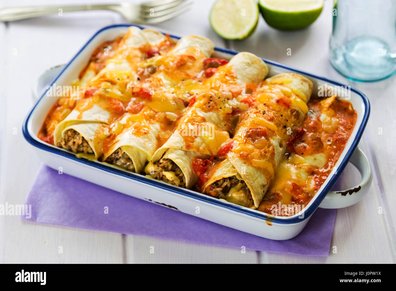 Enchiladas mit Rindfleisch, Tomaten und Käse Stockfoto