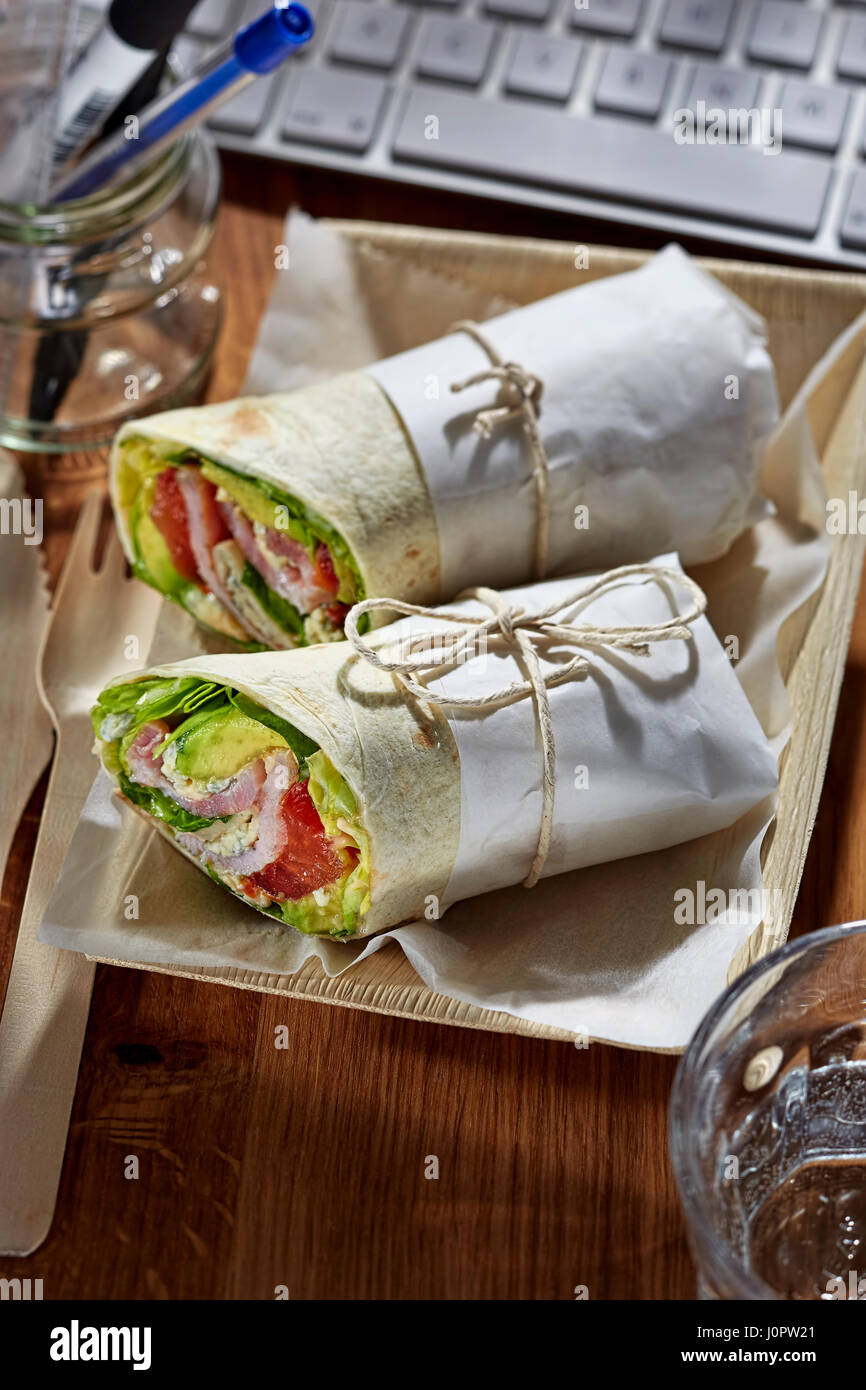 Würzige BLT Speck Salat Tomate wickeln Stockfoto