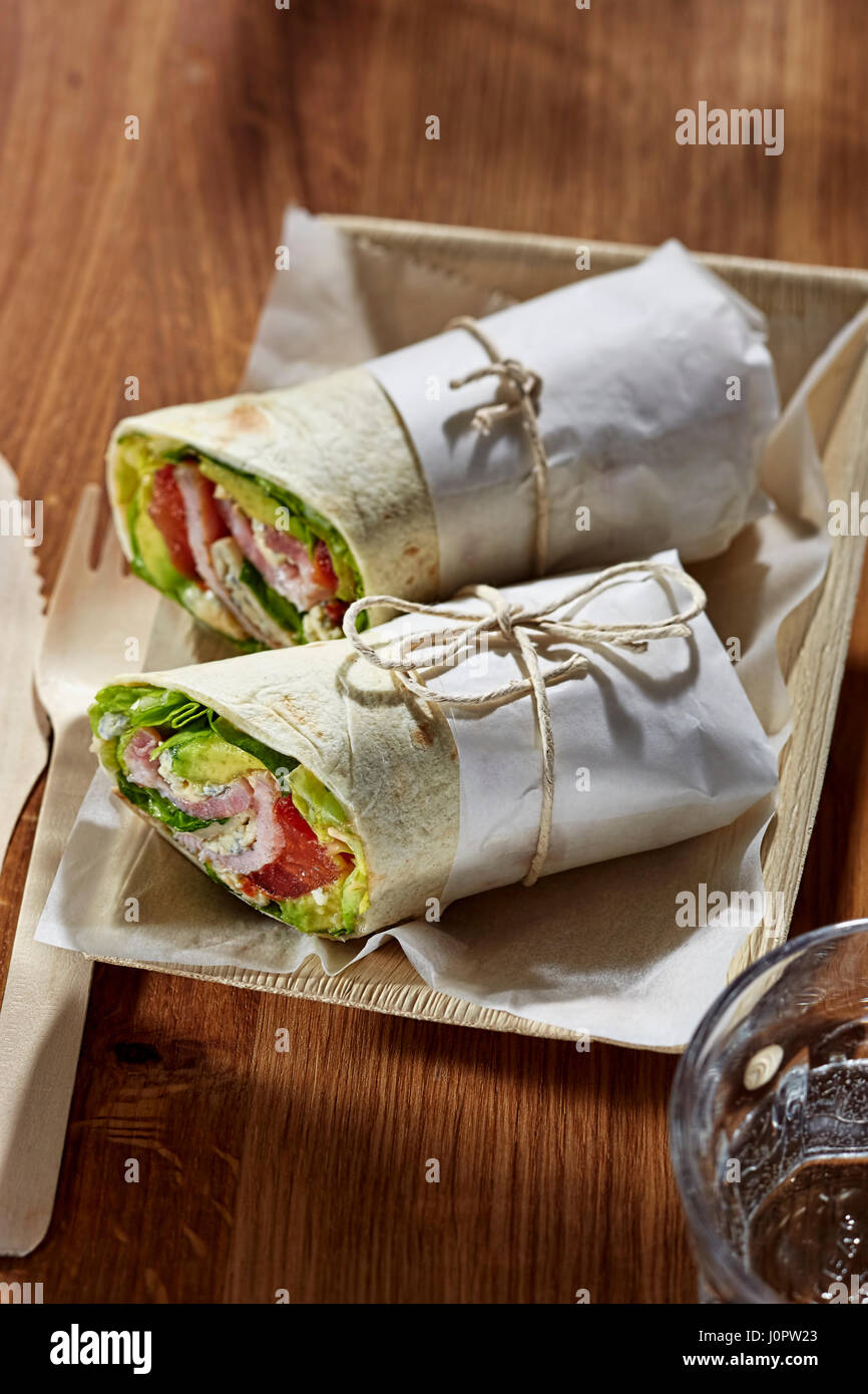 Würzige BLT Speck Salat Tomate wickeln Stockfoto