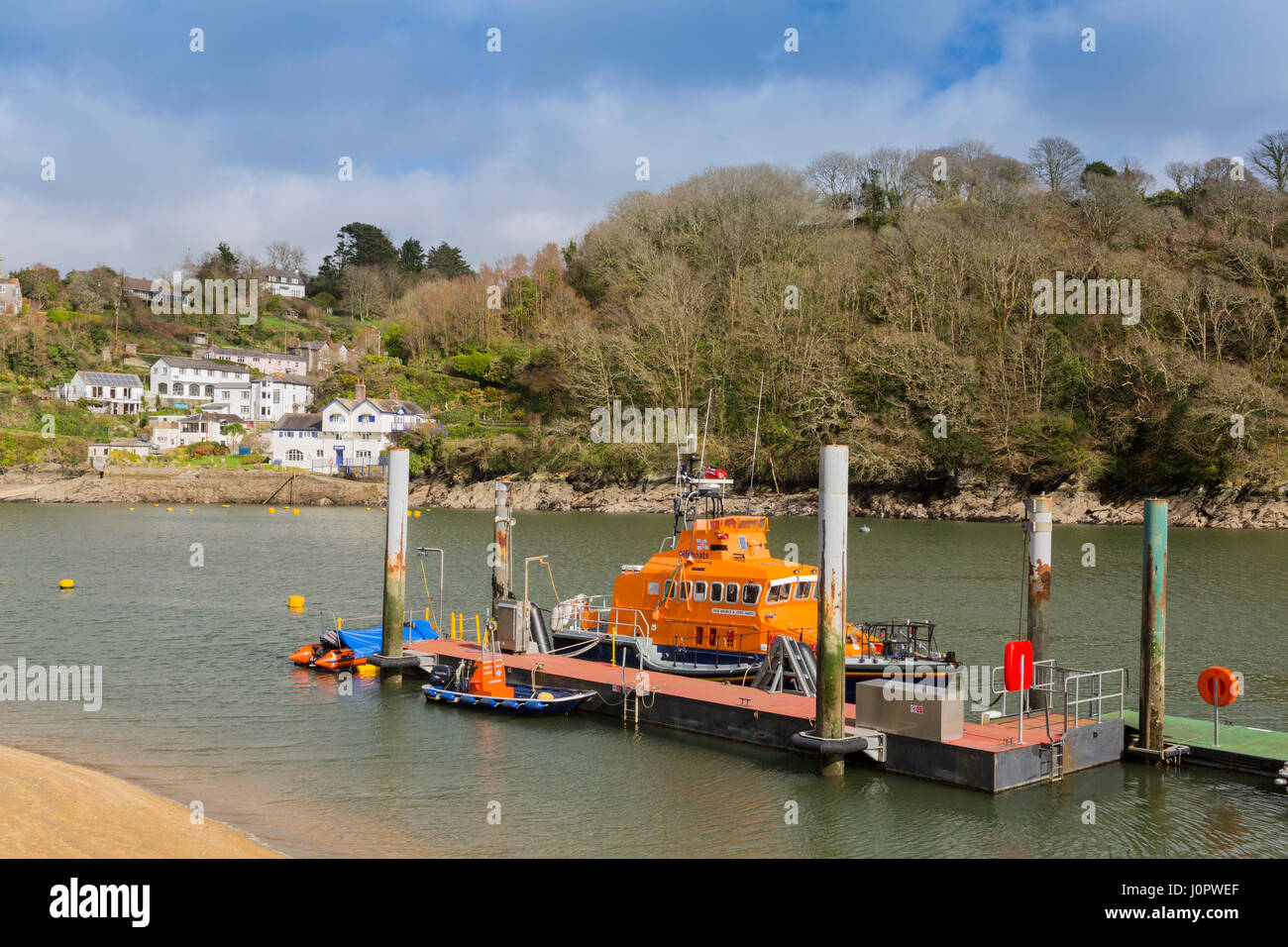 Die RNLI Trent Klasse Rettungsboot "Maurice & Joyce Hardy" am Fluss Fower gegenüber Bodinnick Dorf in den historischen Hafen von Fowey, Cornwall, England Stockfoto