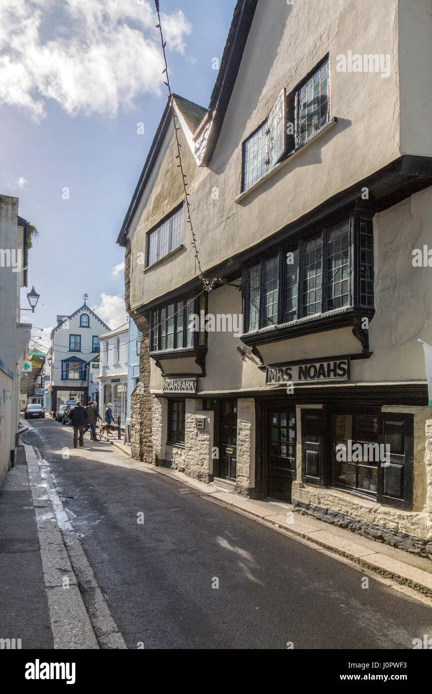 Die extrem schmalen Vorderstraße ist die Hauptdurchgangsstraße durch den alten Teil des historischen Hafens von Fowey, Cornwall, England Stockfoto