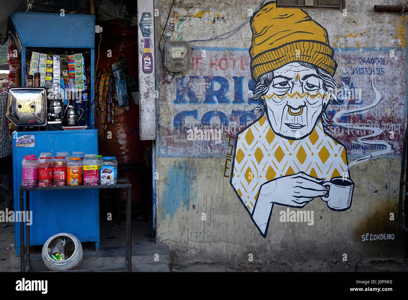 Alte Dame mit Kaffee Becher Straßenkunst am lokalen Coffee-Shop Abbildung Rishikesh, Uttarakhand, Indien Stockfoto