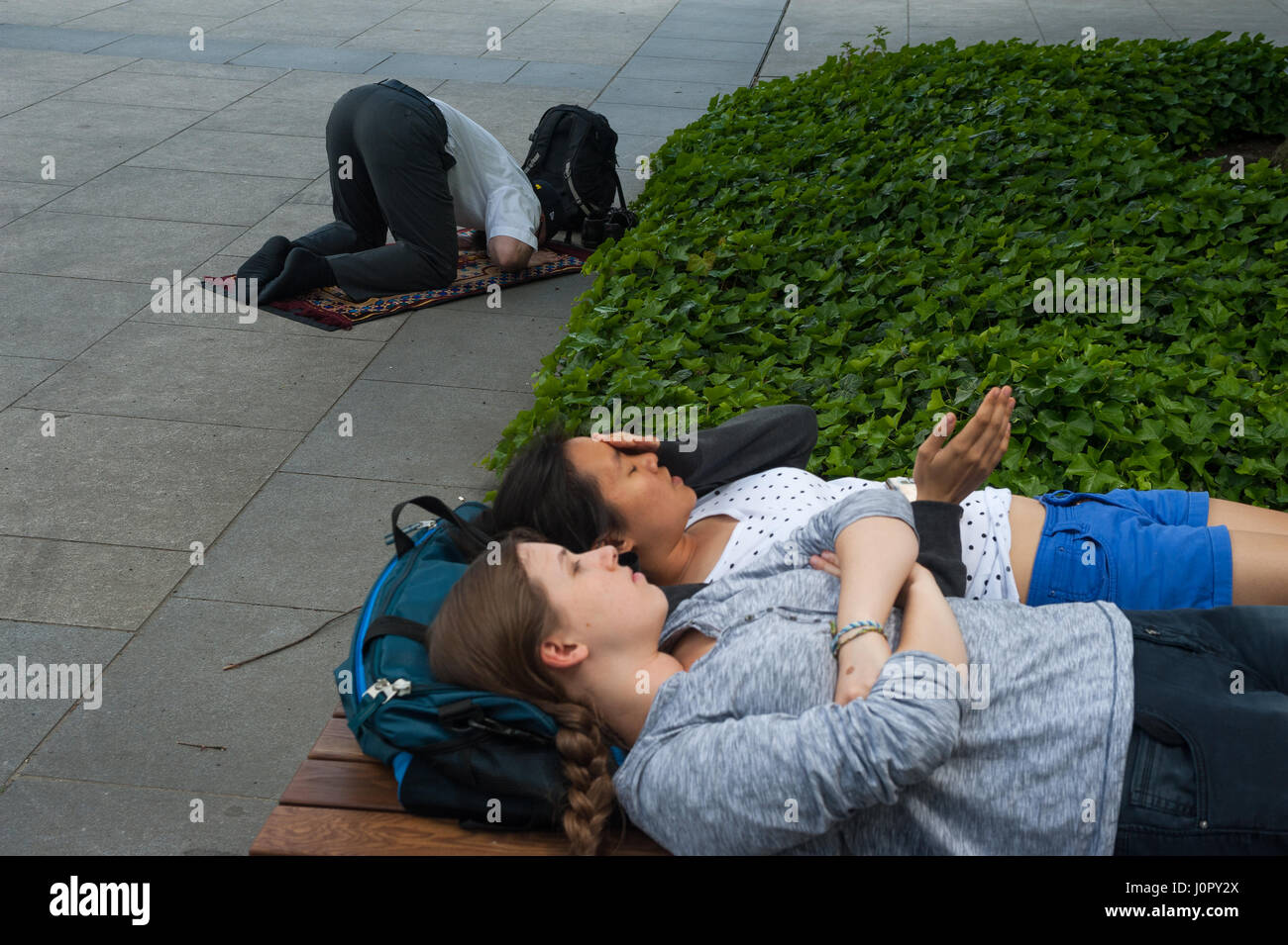 10.06.2016, Berlin, Deutschland - A muslimischen Mann betet auf seine eigene vor dem Freitagsgebet auf dem Campus neben dem Hauptgebäude der Universität statt. Stockfoto