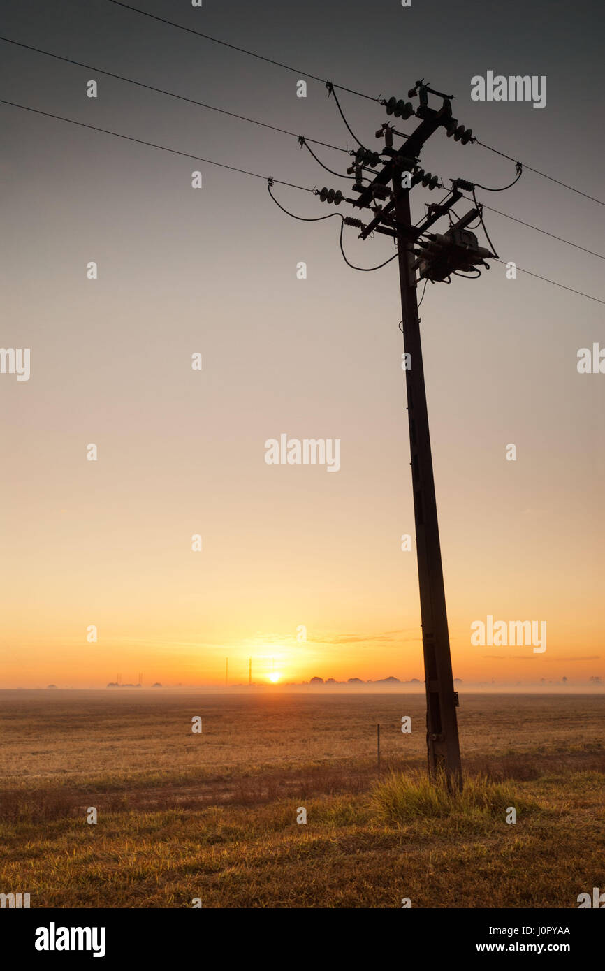 Silhouette von einfachen Pylon und Stromleitungen in der Morgendämmerung. Darwin, Australien Stockfoto