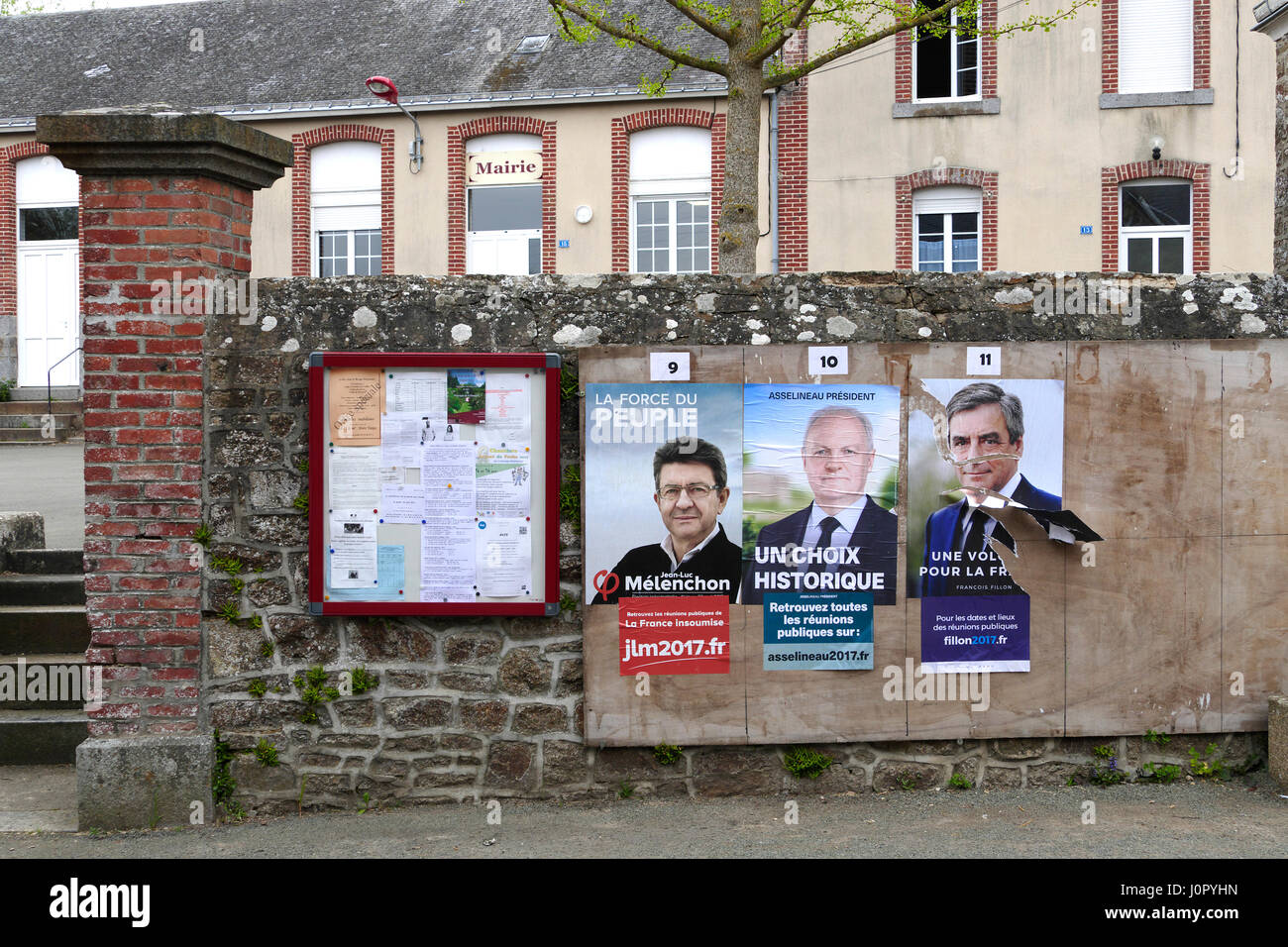 Präsidentschaftswahlen in Frankreich 2017, Plakate der Kandidaten Mélenhon, Asselineau, Fillon, für die erste Runde (23. April 2017). Stockfoto