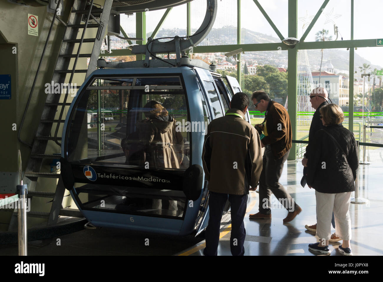 Touristen, die in der Seilbahn Monte in Funchal Stockfoto