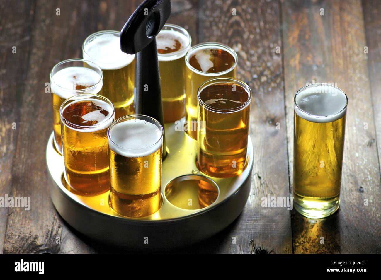 Kölsch - Bier-Spezialität aus Köln in einem typischen Tablett auf hölzernen Hintergrund Stockfoto