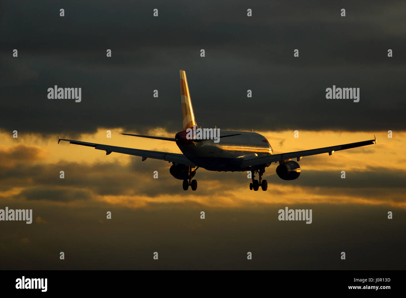 G-EUUE British Airways Airbus A320-200 kN-1782 Ankunft am Flughafen London Heathrow bei Sonnenuntergang in goldenes Licht Stockfoto