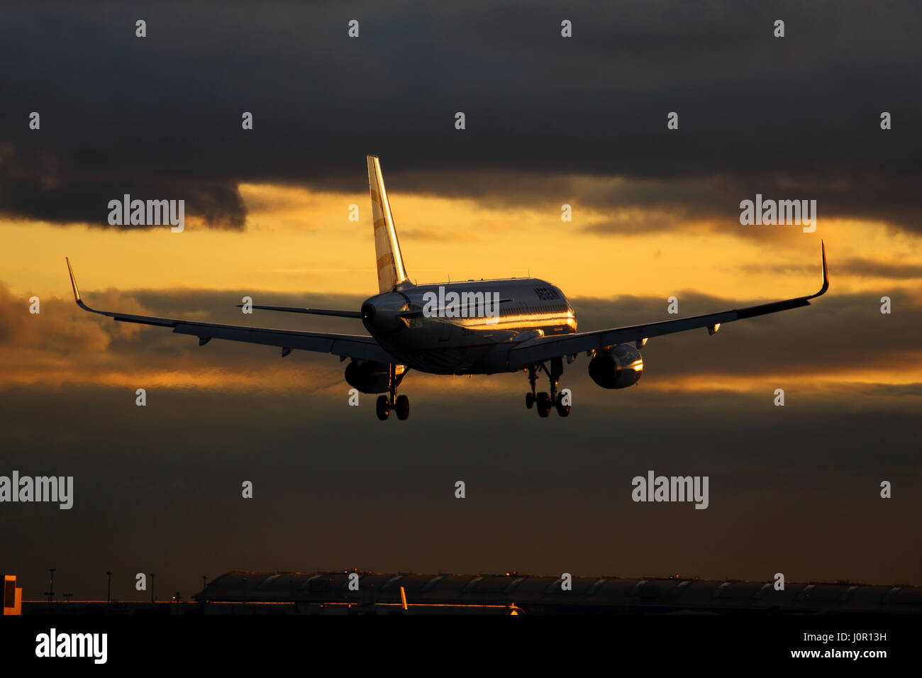 SX-DGZ Aegean Airlines Airbus A320-200 kN 6643 landet auf dem Flughafen London Heathrow während des Sonnenuntergangs Stockfoto