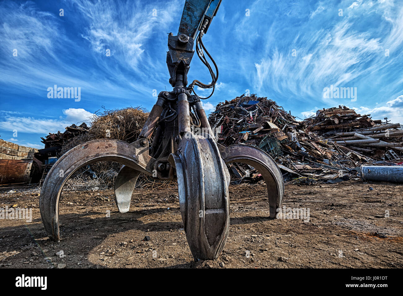 Greifer Bagger auf einem Schrottplatz. HDR - hoher Dynamikbereich Stockfoto