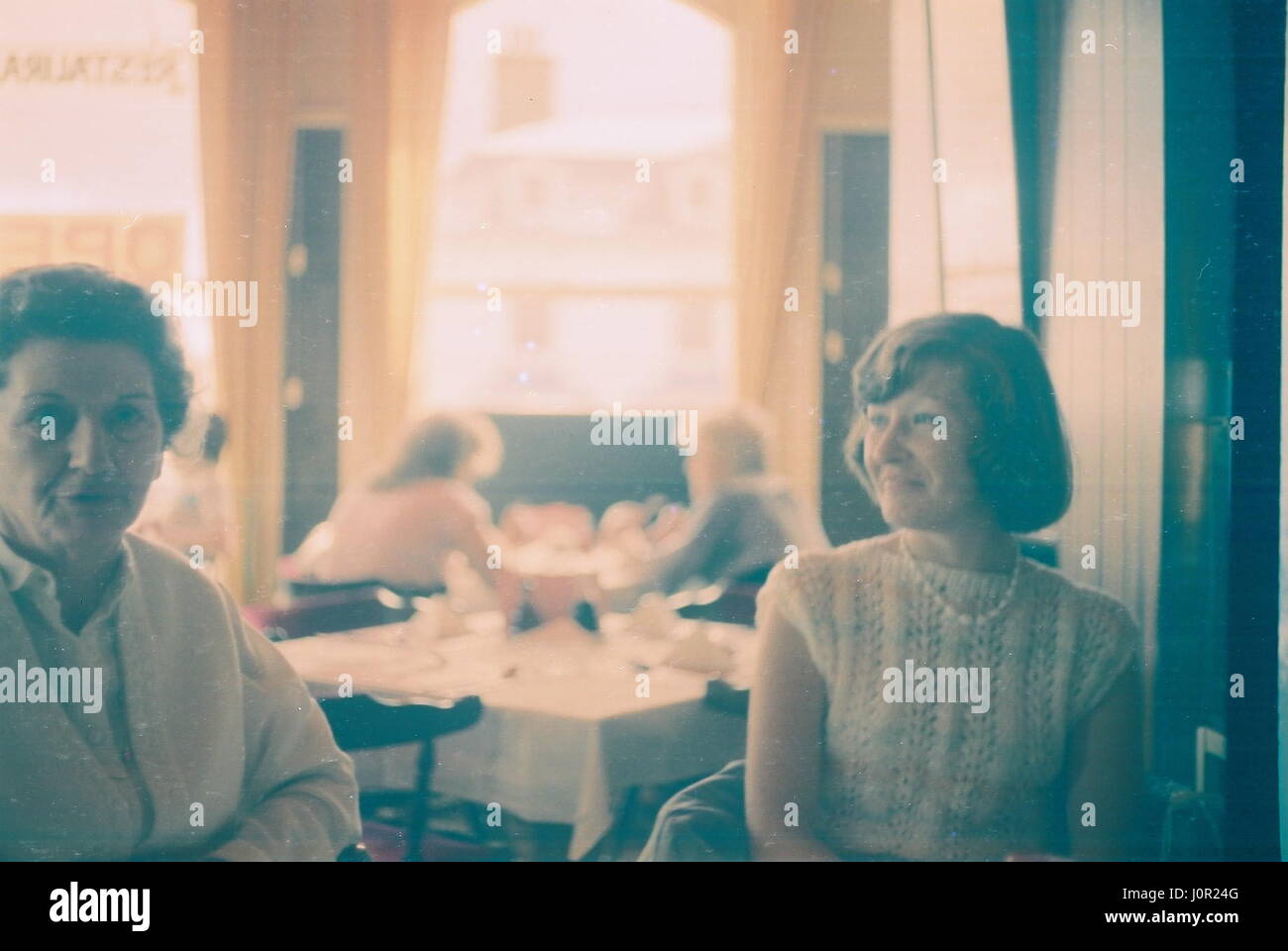 DIES IST EIN DIGITALES BILD-DATENSATZ FÜR EINEN GEFUNDENEN UNERWÜNSCHTE FOTOGRAFISCHEN PRINT GLASPLATTE VERWORFEN ODER FILM-NEGATIV ODER FARBE TRANSPARENZ UNBEKANNTER HERKUNFT WIEDERENTDECKT ERHOLT GESAMMELT UND DIGITAL ARCHIVIERT. BILD THEMA DATUM UND ORT IST DERZEIT UNBEKANNT. INFORMATIONEN KÖNNEN IN ZUKUNFT GEÄNDERT WERDEN. BILDER IN DIESER SAMMLUNG SIND NICHT MODELL ODER EIGENSCHAFT FREIGEGEBEN UND NICHT IN DAS URSPRÜNGLICHE BILD COPYRIGHT BEANSPRUCHT WIRD. FOTOGRAF UNBEKANNT/ANONYM.  QUELLE: AMELIE DIGITALE ARCHIVKOPIE © COPYRIGHT AJAXNETPHOTO/AJAXNEWS & FEATURE SERVICE. Stockfoto