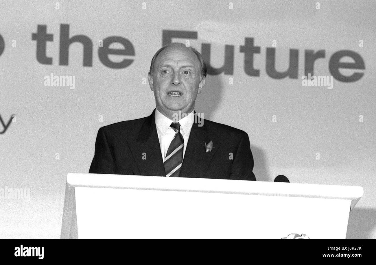 Rt Hon. Neil Kinnock, Führer der Labour Partei und Abgeordneter für Islwyn, spricht bei einer Politik-Start-Pressekonferenz in London, England am 24. Mai 1990. Stockfoto