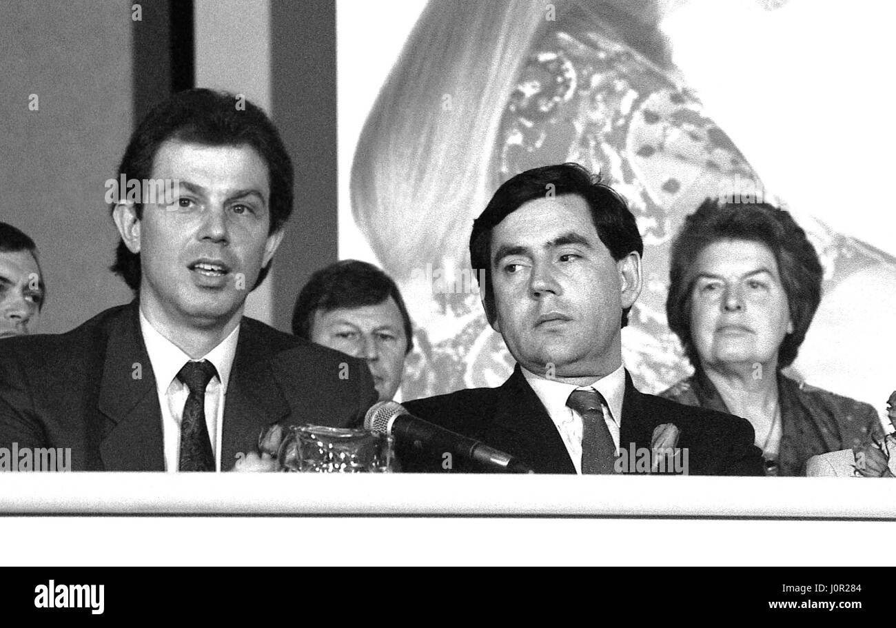 Tony Blair (links), Schatten Staatssekretär für Beschäftigung und Gordon Brown, Schatten Staatssekretär für Handel und Industrie, besuchen Sie eine Labour-Partei Politik Start-Pressekonferenz in London, England am 24. Mai 1990. Beide Männer wurden später Partei Führer und Premierminister von Großbritannien. Stockfoto