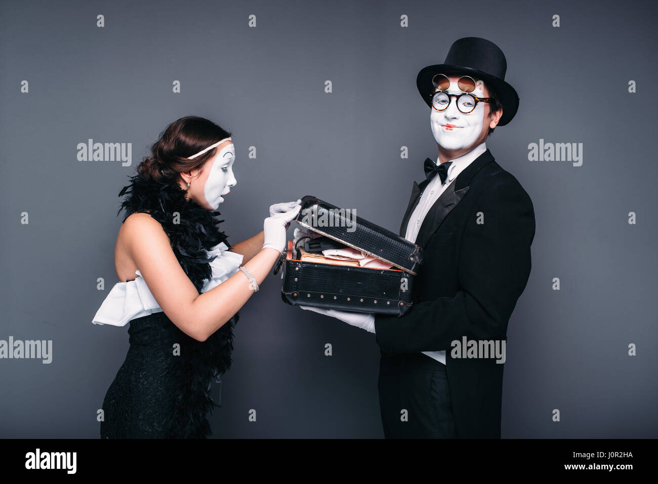 Pantomime Schauspieler Komödie mit Fall durchführen. MIME-Theater Darsteller mit Tasche Stockfoto