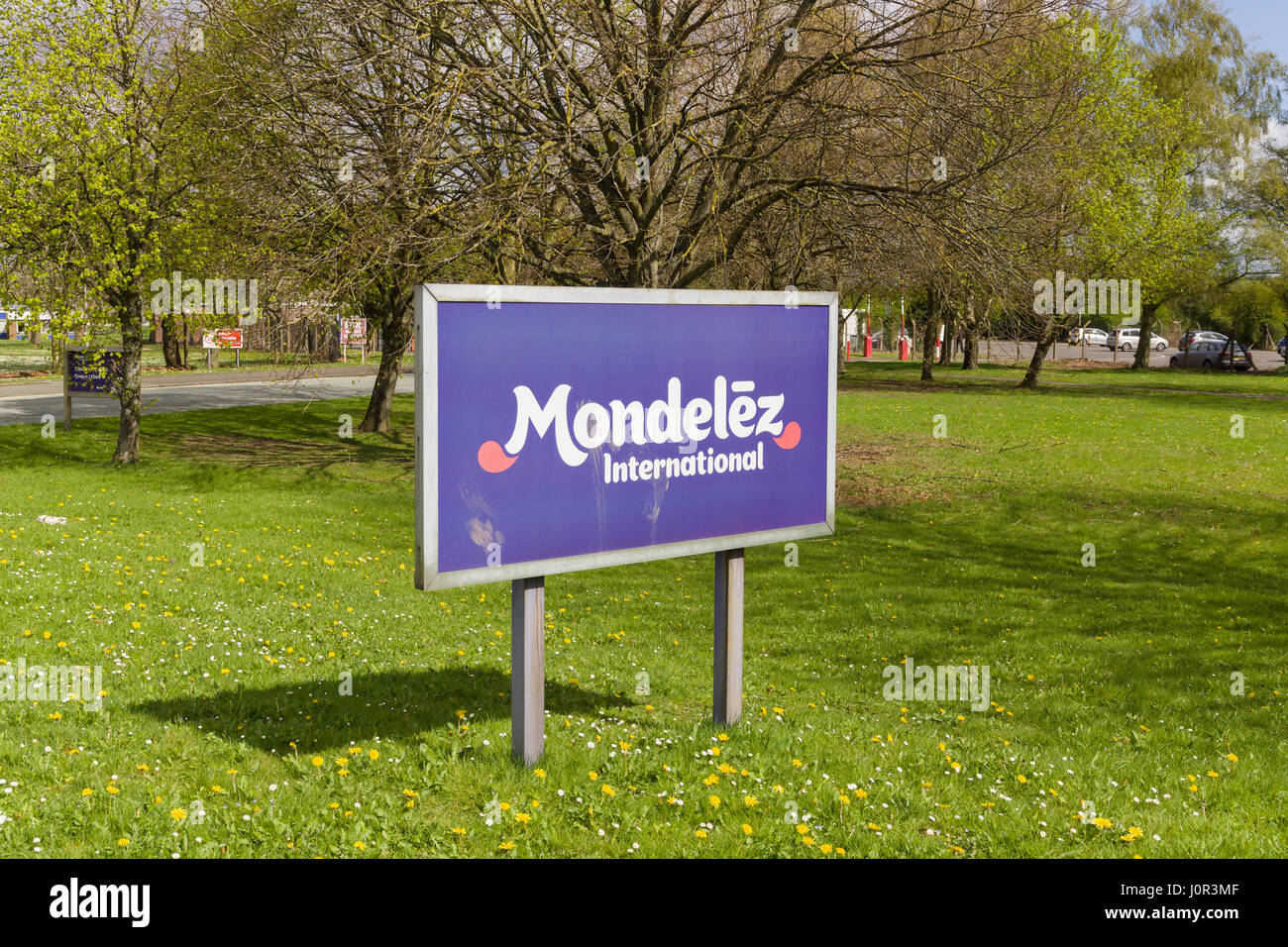 Mondelez International Schild vor der Kakaobohnenverarbeitungsfabrik in Chirk Nordwales Stockfoto Mondelez International Schild vor der Kakaobohnenverarbeitungsfabrik in Chirk Nordwales Stockfoto