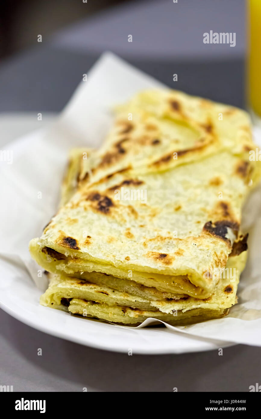 Marokkanische Msemen. Fladenbrot mit Honig, Marrakesch serviert Gerollt, Marokko Stockfoto