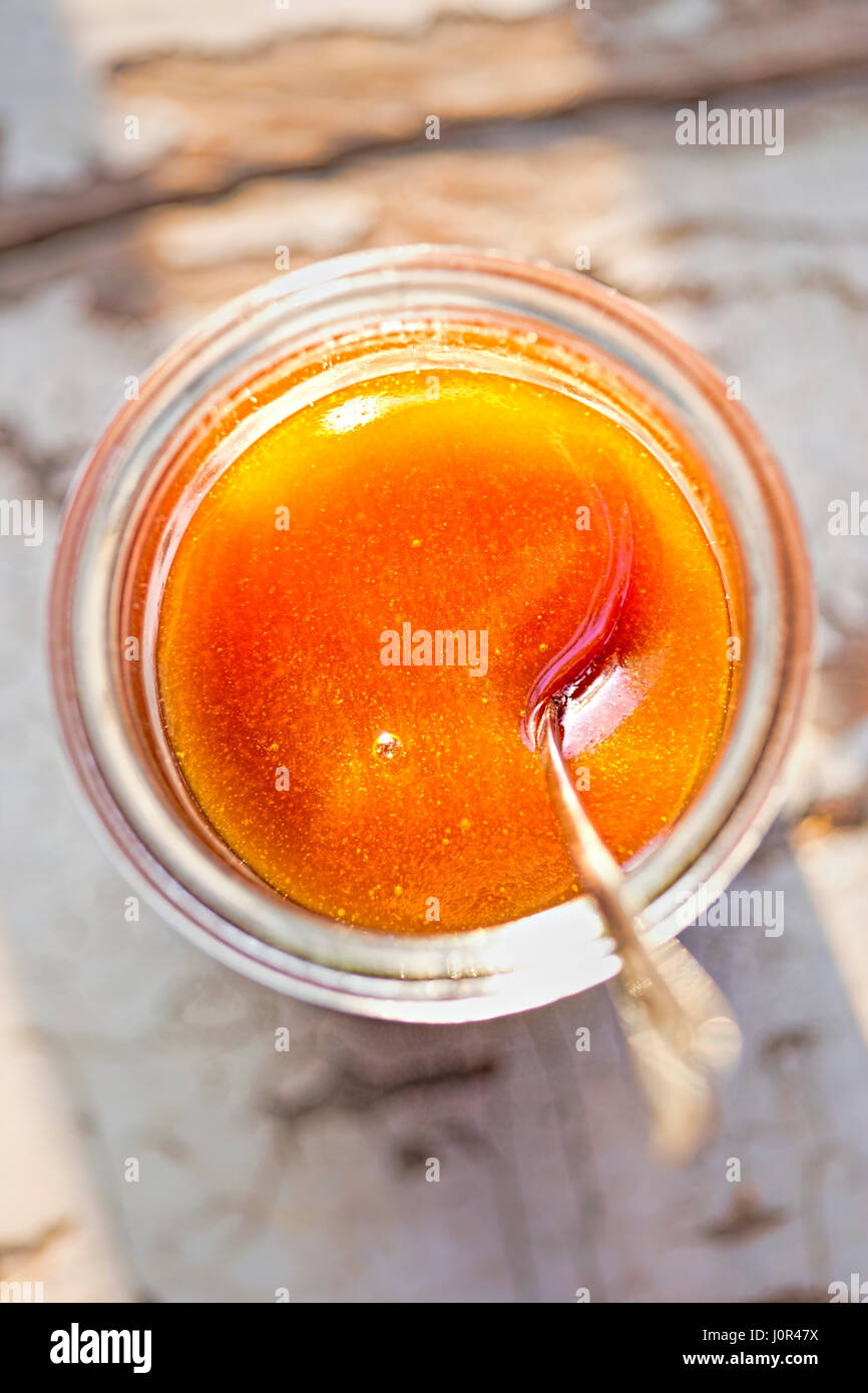 Manuka Honig im Glas mit Löffel Stockfoto