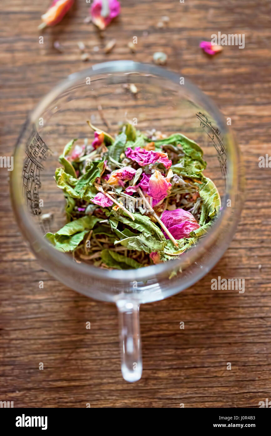 Marokkanische Mischung Muskatnuss, Minze, Rose, Rosmarin Tee im Glas Stockfoto