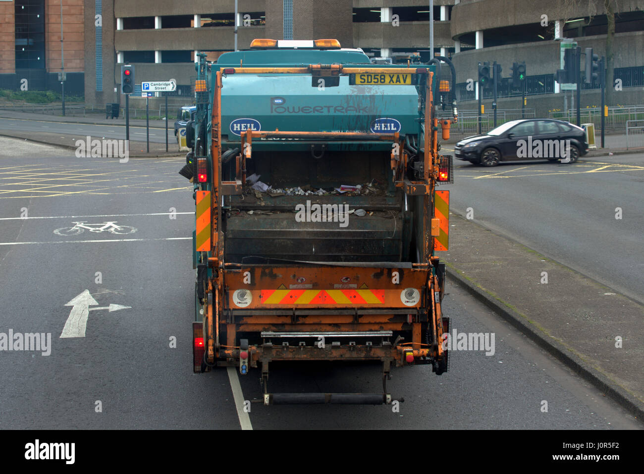 bin LKW Rückansicht wieder auf der Straße zeigen Müll Entsorgung Eingang und Mechanismus Müll oder Abfall Stockfoto