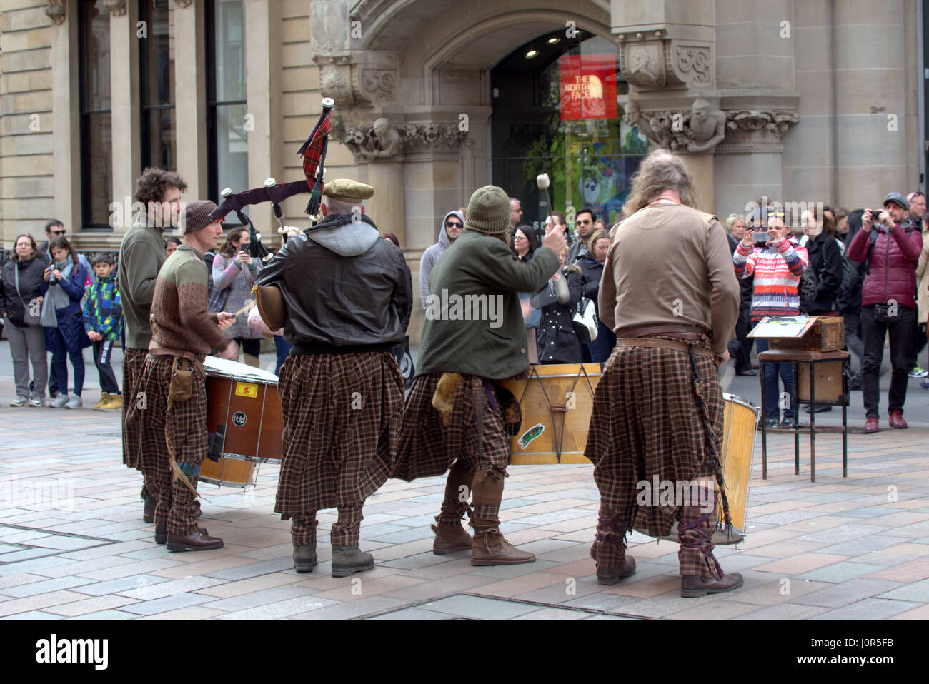 Clanadonia unterhaltsam auf Buchanan Street Glasgow vor einheimischen und Touristen Stockfoto