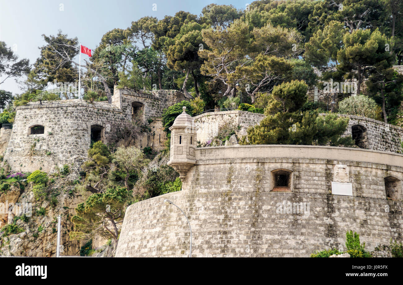 Mittelalterliche Festung, die dem Fürstenpalast in Monte Carlo, Fürstentum Monaco umgibt Stockfoto