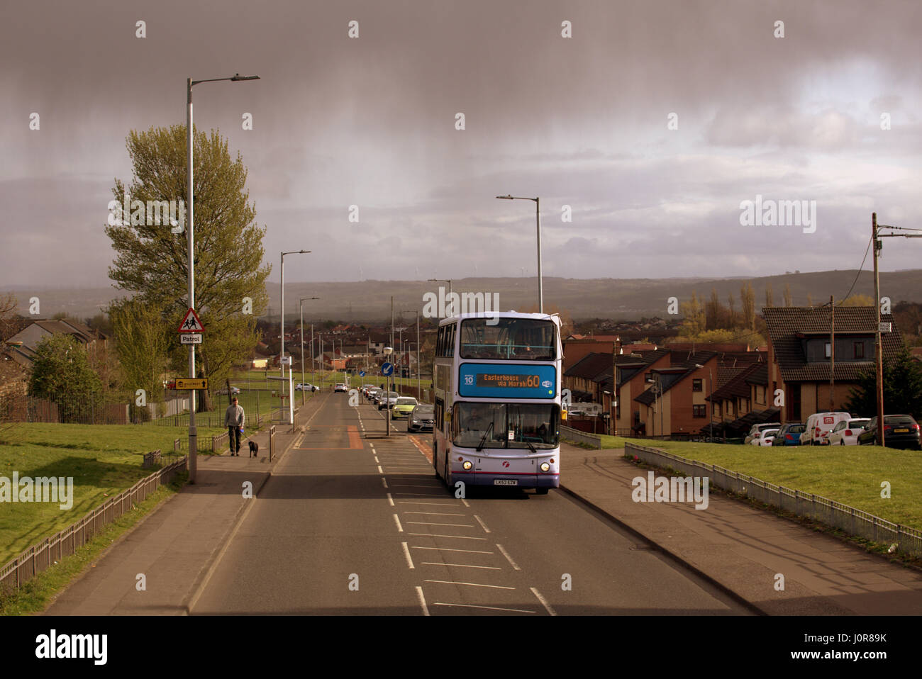 Easterhouse Glasgow Siedlung Projekt Bus und Straße Stockfoto