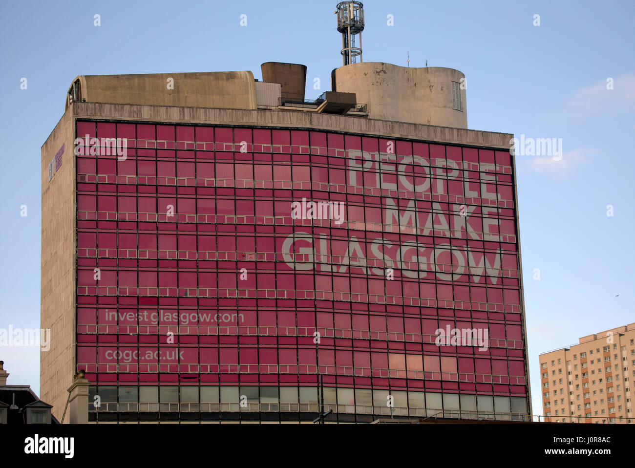 Menschen machen Glasgow auf der Glasgow City College-Gebäude Stockfoto