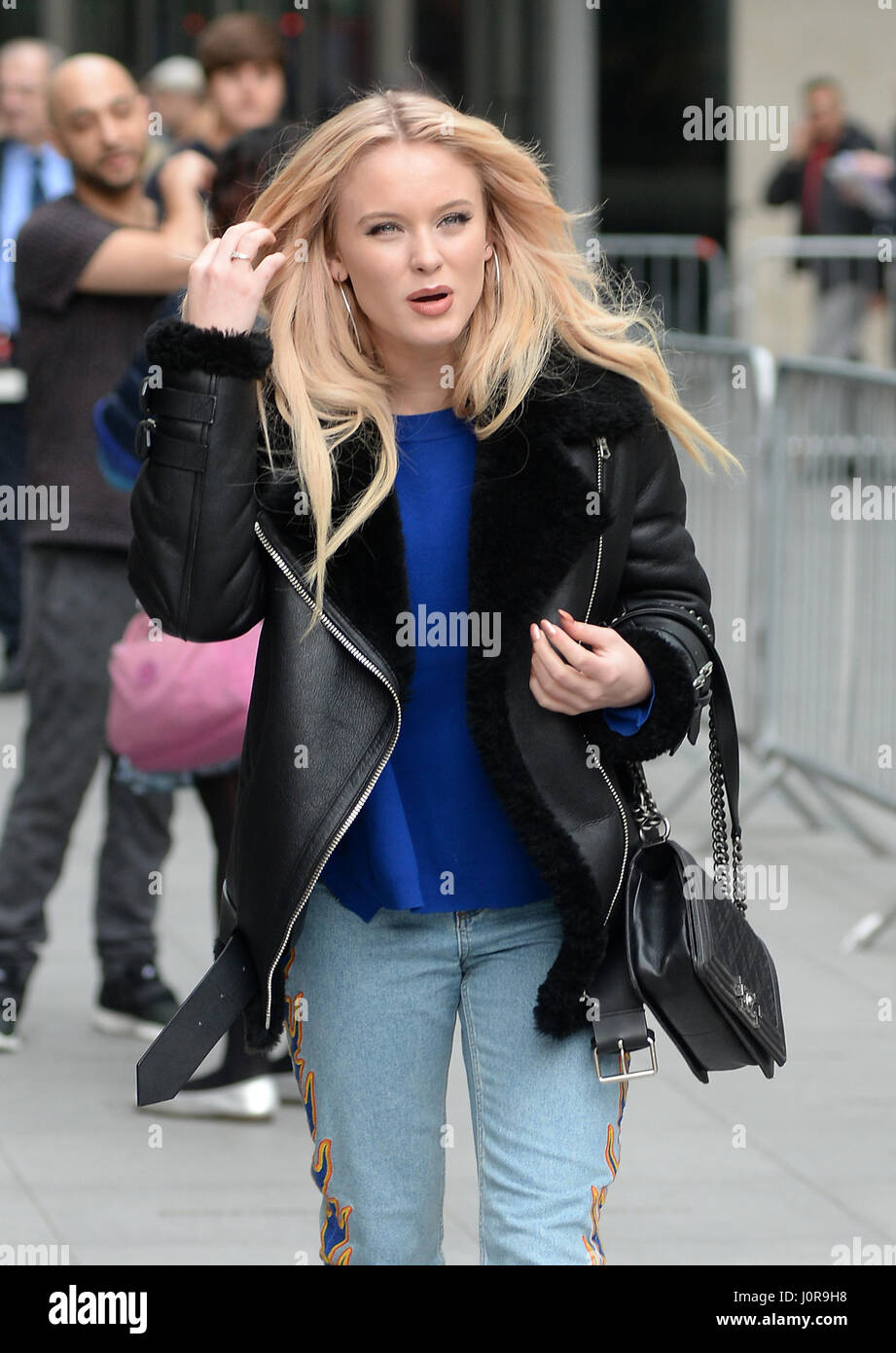 Zara larsson jeans Fotos und Bildmaterial in hoher Auflösung Alamy