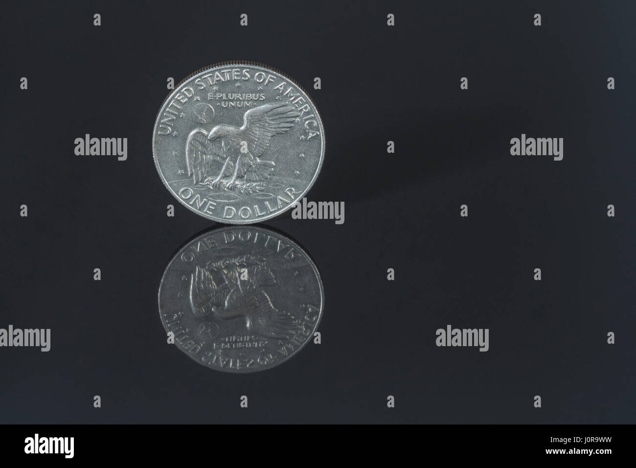 1-Dollar- / $1-Dollar-Münze AUF dunklem Hintergrund - für den Wechselkurs Dollar / US-Dollar / Dollar, US-Finanzmärkte, US-Bankenkrise. Stockfoto