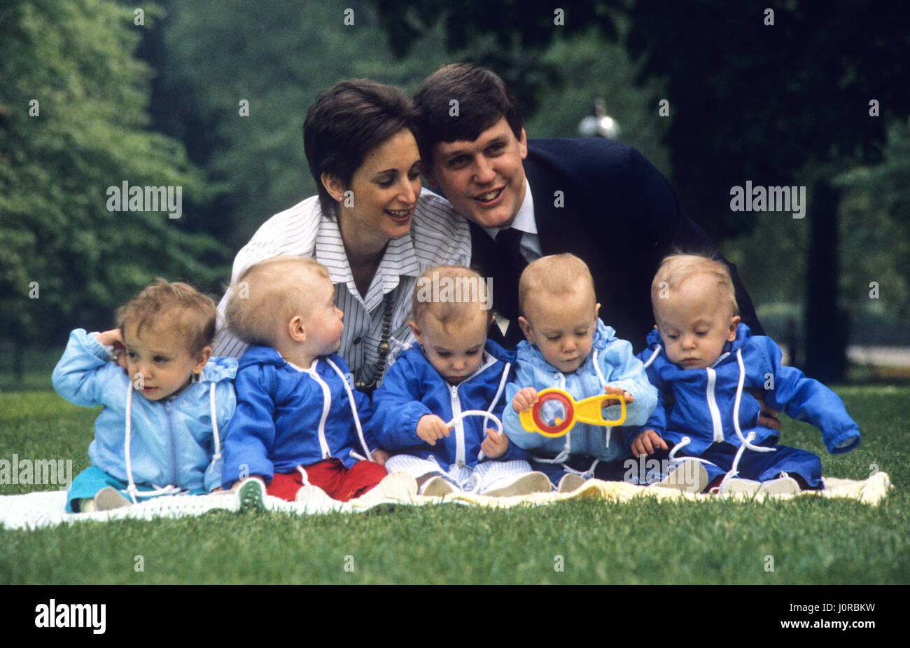 Bruce und Linda Jacobssen mit ihrer zweijährigen Fünflingen bekannt als die "Aphabet Quins" Alan, Brett, Connor, Douglas, Edward. Der weltweit erste IVF Quints, wurden sie in London, England, 26. April 1985 geboren Stockfoto