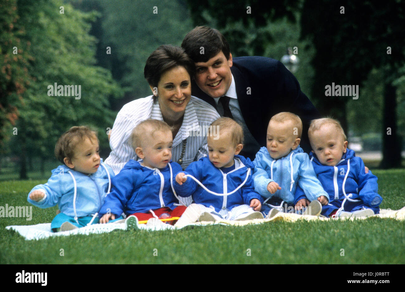 Bruce und Linda Jacobssen mit ihrer zweijährigen Fünflingen bekannt als die "Aphabet Quins" Alan, Brett, Connor, Douglas, Edward. Der weltweit erste IVF Quints, wurden sie in London, England, 26. April 1985 geboren Stockfoto