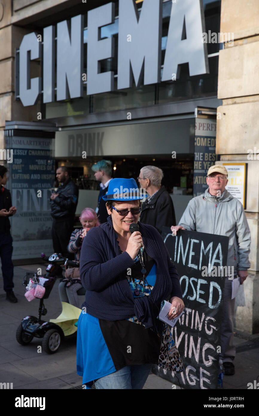 London, UK. 15. April 2017. Janine Booth der Poesie auf die Streikposten führt für Mitglieder der örtlichen Gemeinde und markante Kino Arbeiter auf die Streikposten außerhalb Picturehouse in Hackney. BECTU Mitglieder aus Picturehouse Kinos streiken derzeit für London lebenden Lohn, Krankengeld, Mutterschaftsgeld zahlen und gewerkschaftliche Anerkennung. Bildnachweis: Mark Kerrison/Alamy Live-Nachrichten Stockfoto