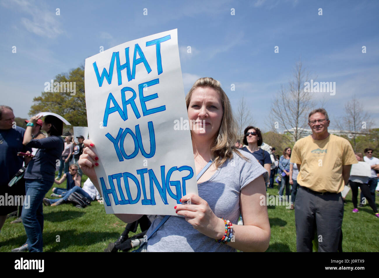 Washington, DC USA, Samstag, 15. April 2017: Tausende von Demonstranten versammeln sich auf dem Capitol Hill, Präsident Donald Trump zum lösen seine Steuern zu verlangen. Bildnachweis: B Christopher/Alamy Live-Nachrichten Stockfoto