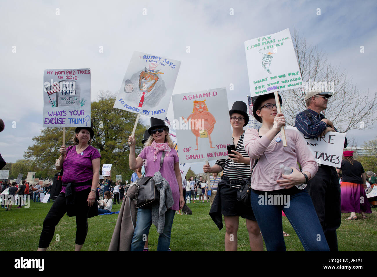 Washington, DC USA, Samstag, 15. April 2017: Tausende von Demonstranten versammeln sich auf dem Capitol Hill, Präsident Donald Trump zum lösen seine Steuern zu verlangen. Bildnachweis: B Christopher/Alamy Live-Nachrichten Stockfoto